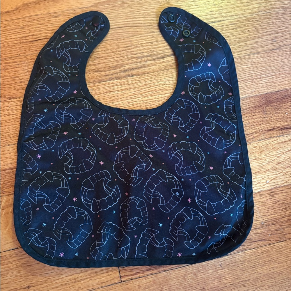 🔥5 FOR $25🔥 Texas Tushies Flip Bib with Vampire Teeth Pattern